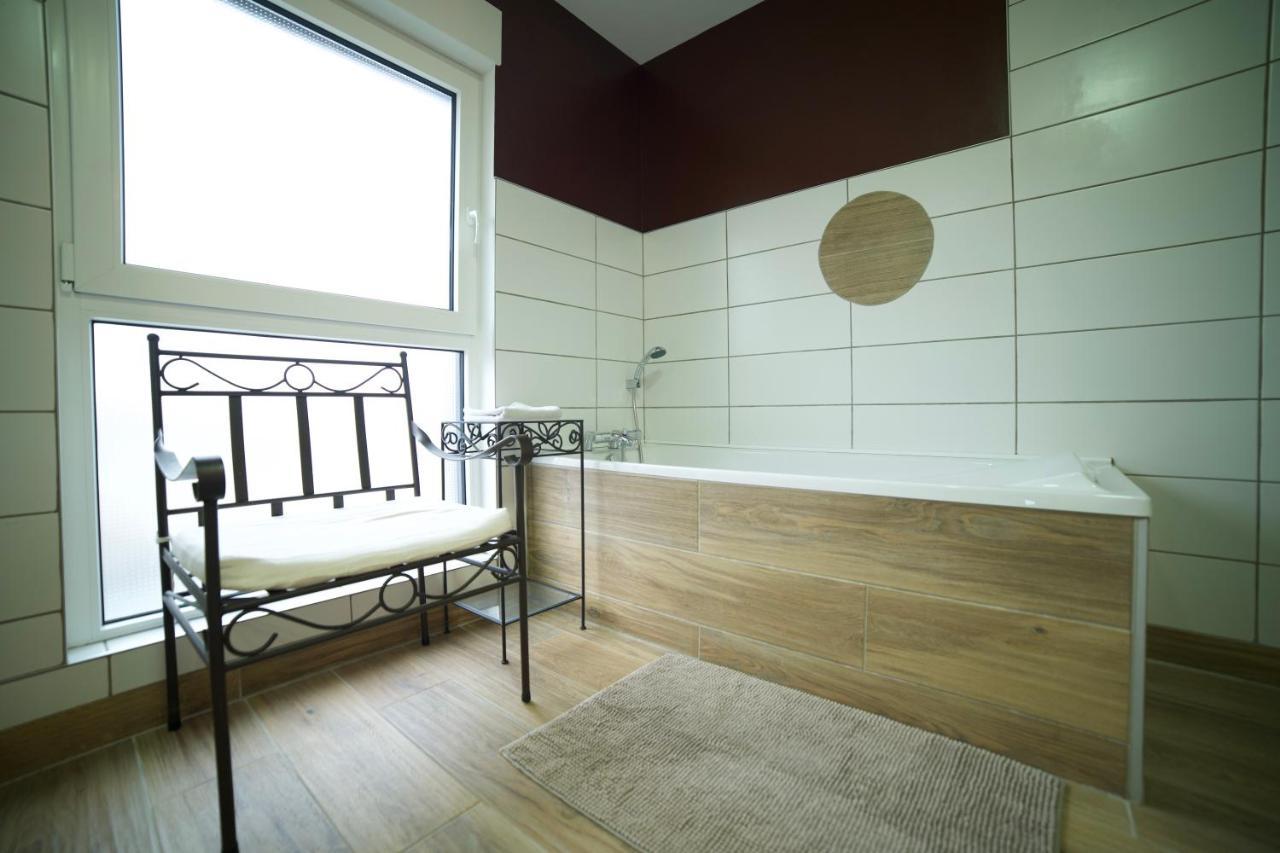 B&B Chez L'Habitant Chambre Privative Sur La Route Des Vins Tv Parking Box Velo Issenheim Eksteriør bilde